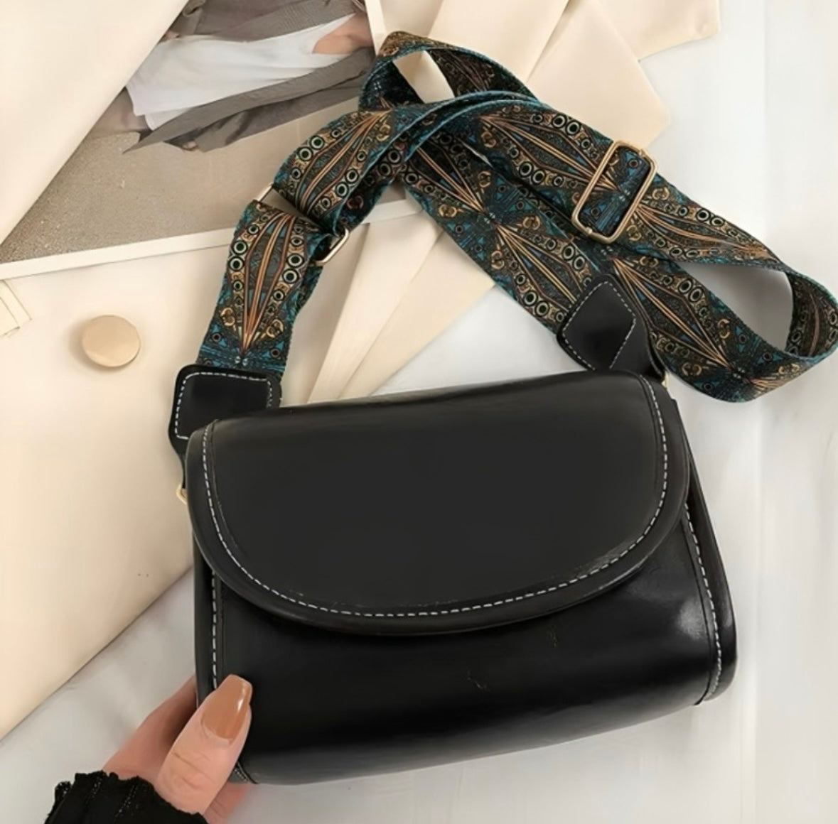 Rysa Oval Shoulder Bag